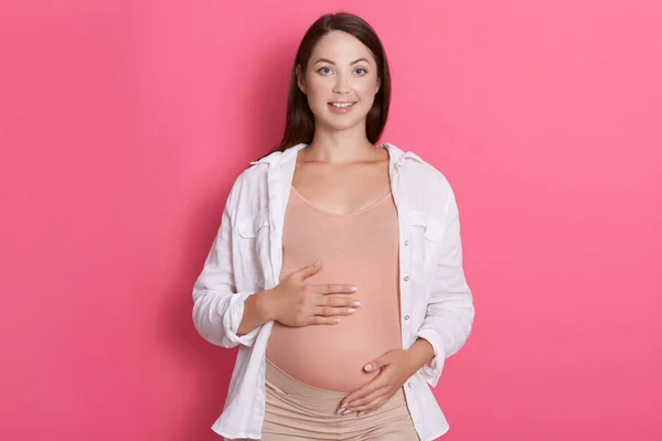 Zwangere Vrouw Draagt Casual Kleding Kijken Naar Camera Met Charmante — Stockfoto