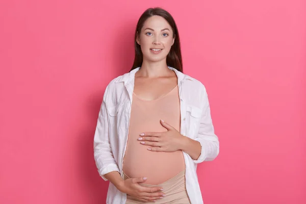 Adorabile Felice Giovane Donna Incinta Che Tocca Pancia Guarda Direttamente — Foto Stock