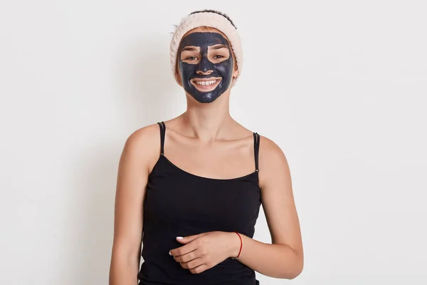 Mooie Lachende Vrouw Met Zwarte Klei Gezichtsmasker Gezicht Staande Tegen — Stockfoto