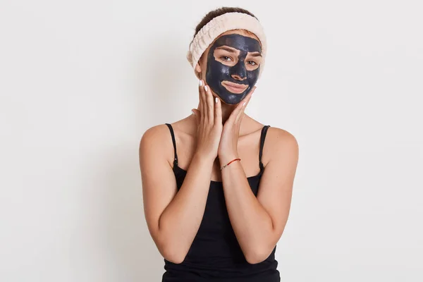 Pleasant Europees Vrouw Brengt Voedende Klei Masker Gezicht Heeft Blije — Stockfoto