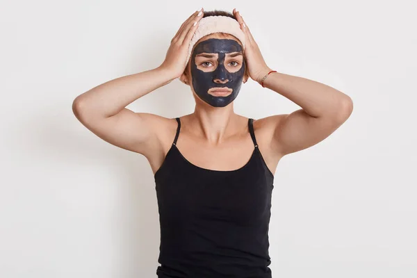 Aantrekkelijk Europees Wanhopig Jong Meisje Met Cosmetische Masker Haar Gezicht — Stockfoto