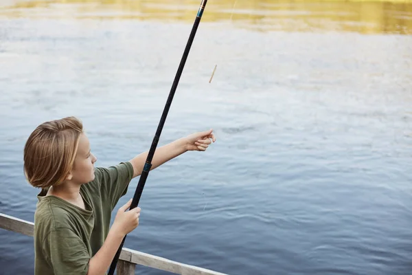 Attraktiver Kleiner Kerl Wirft Angelrute Fluss Große Fische Fangen Verbringt — Stockfoto