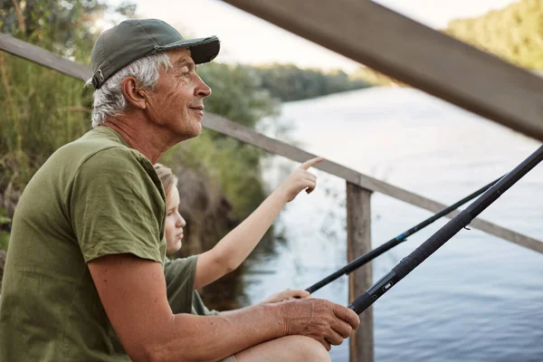 Homme Âgé Avec Son Petit Fils Assis Sur Ponton Bois — Photo