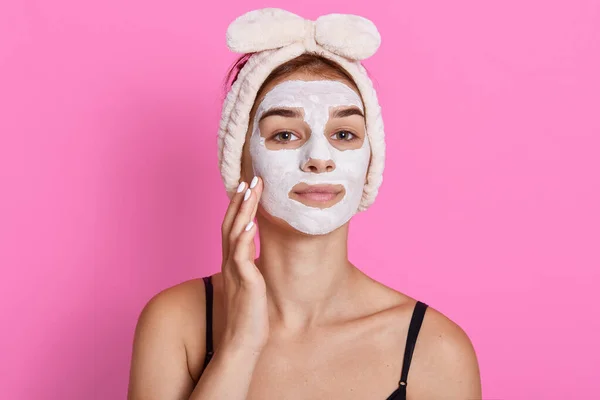 Aantrekkelijk Zelfverzekerde Vrouw Met Cosmetische Gezichtsmasker Het Gezicht Heeft Een — Stockfoto