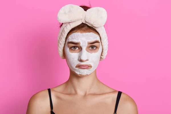 Menina Infeliz Com Rosto Branco Posando Isolado Sobre Fundo Rosa — Fotografia de Stock