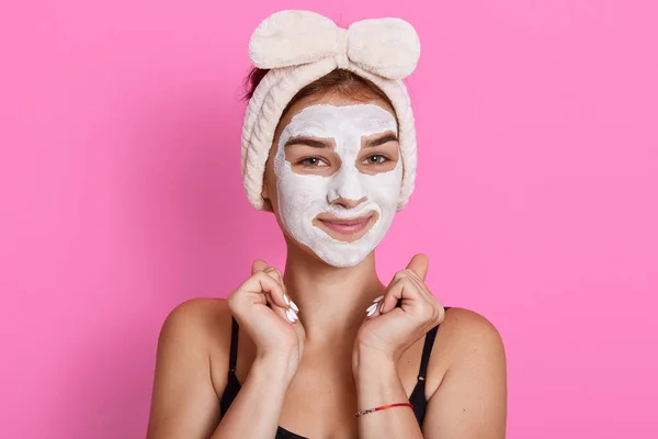 Jonge Vrouw Met Klei Masker Haar Gezicht Poseren Tegen Een — Stockfoto