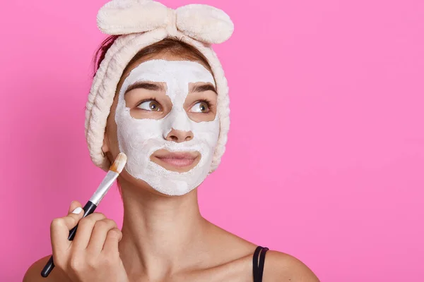 Gadis Menerima Masker Wajah Putih Kosmetik Tampak Indah Samping Mengenakan — Stok Foto