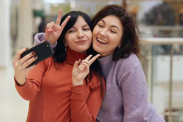 Genç Kadın Zafer Işaretleriyle Selfie Çekiyorlar Akıllı Telefon Ekranlarına Bakıyorlar — Stok fotoğraf