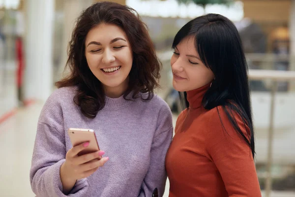 Happy Woman Looking Smart Phone Shopping Mall Lányok Barátok Töltenek — Stock Fotó