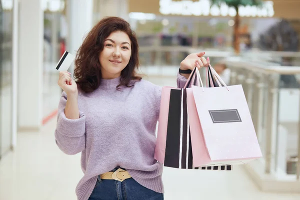 Charmante Dame Fliederfarbenem Pullover Mit Kreditkarte Und Einkaufstaschen Der Hand — Stockfoto