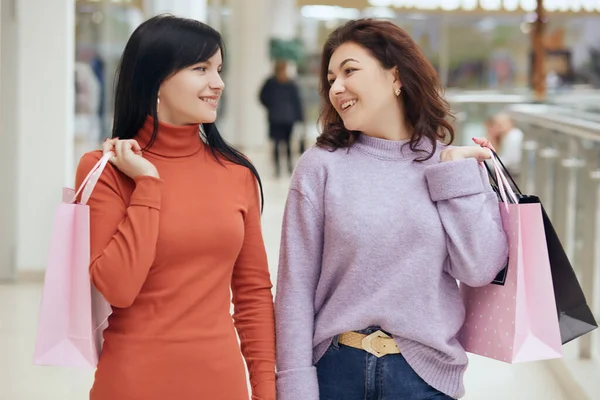 Feliz Mujer Sonriente Mirándose Mientras Hacen Compras Centro Comercial Posando — Foto de Stock