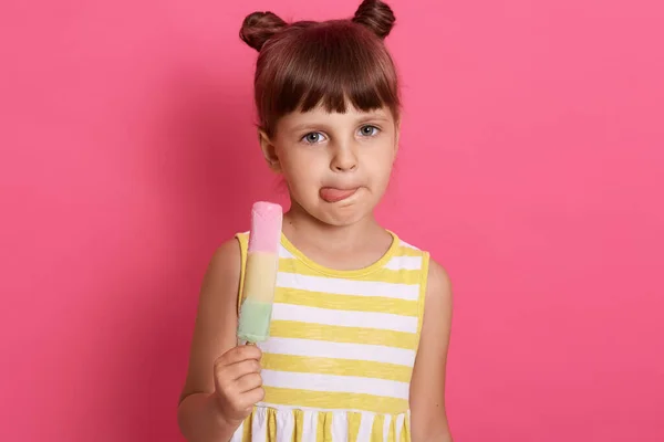 Gadis Kecil Yang Lucu Melihat Langsung Kamera Sambil Menjilati Bibirnya — Stok Foto