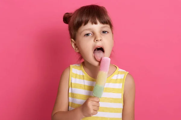 Gadis Kecil Makan Krim Buah Terbuka Lebar Melihat Kamera Mengenakan — Stok Foto