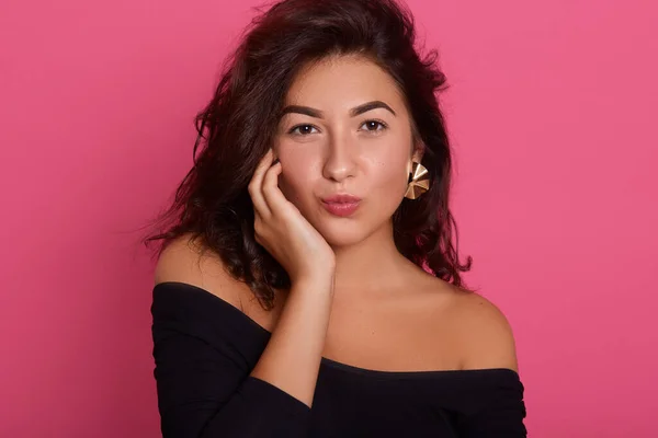 Retrato Joven Feliz Pie Contra Pared Rosa Con Los Labios —  Fotos de Stock