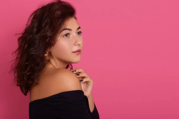 Retrato Mujer Caucásica Buen Aspecto Mirando Lado Con Expresión Facial — Foto de Stock