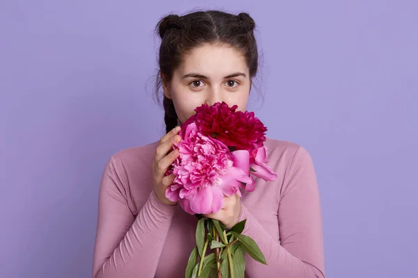 Beleza Mulher Delicada Cheirando Flores Primavera Olhando Diretamente Para Câmera — Fotografia de Stock