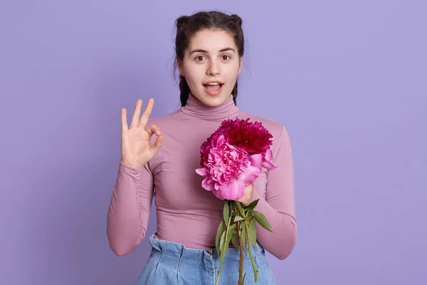 Jovem Mulher Bonita Vestindo Roupas Casuais Segurando Buquê Rosas Flores — Fotografia de Stock