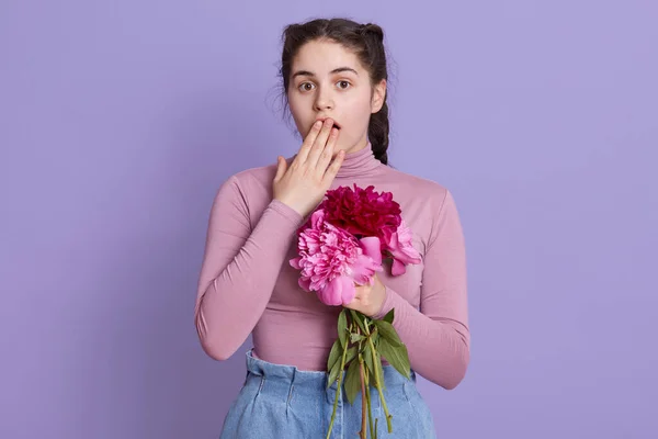 Mujer Joven Sobre Pared Lila Con Atuendos Casuales Plegando Flores — Foto de Stock