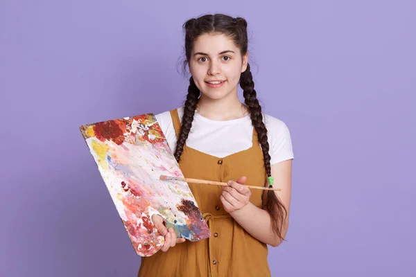 Seniman Wanita Cantik Dengan Kanvas Dan Kuas Tangan Melihat Langsung — Stok Foto