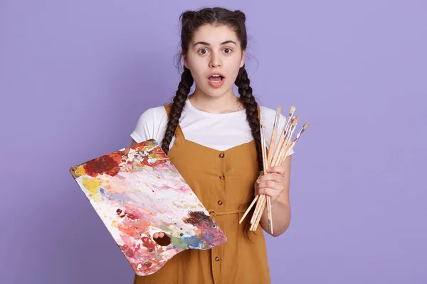 Fırça Boya Ile Genç Yetenekli Kadın Sanatçı Arkaplan Üzerinde Izole — Stok fotoğraf