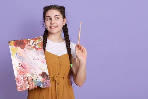 Pelukis Gadis Muda Yang Bahagia Berpikir Tentang Proyek Baru Memiliki — Stok Foto
