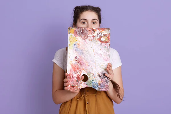 Portret Van Aantrekkelijke Jonge Vrouwelijke Kunstenaar Verstopt Achter Kleurenpalet Kijken — Stockfoto