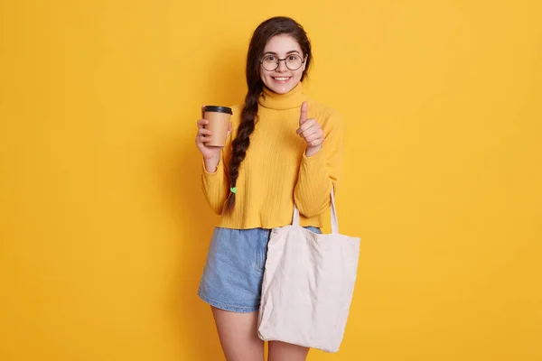 Jeune Femme Avec Sac Coton Blanc Tasse Café Papier Dans — Photo