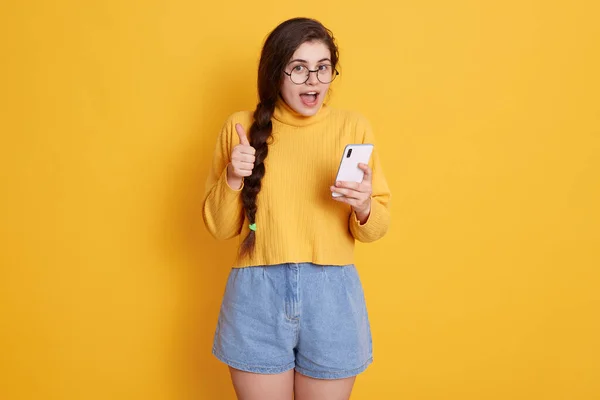 Retrato Chica Bastante Casual Con Coleta Sosteniendo Teléfono Inteligente Moderno — Foto de Stock