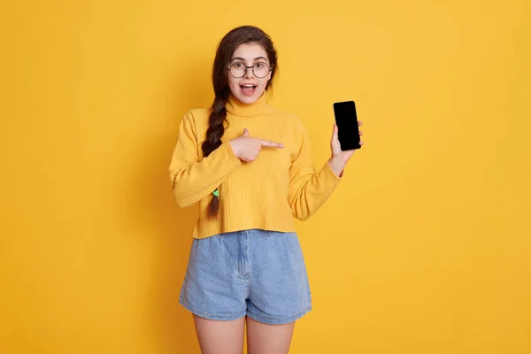 Ung Vacker Kvinna Som Visar Tom Skärm Smart Telefon Med — Stockfoto