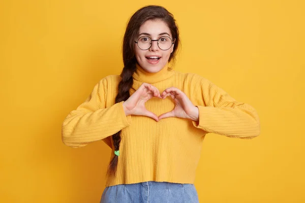 Jovencita Emocionada Con Una Sonrisa Agradable Que Muestra Gesto Del — Foto de Stock