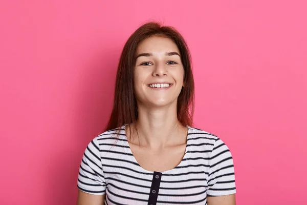 Joven Mujer Riendo Contra Fondo Rosa Mirando Directamente Cámara Posando — Foto de Stock