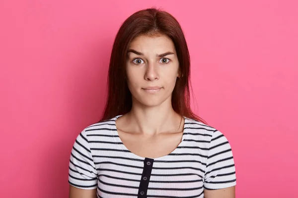 Yanlış Anlaşılmış Bir Kadın Doğrudan Kameraya Bakıyor Günlük Çizgili Tişört — Stok fotoğraf
