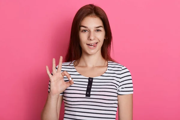 Joven Hermosa Mujer Haciendo Signo Con Los Dedos Mostrando Tounge — Foto de Stock