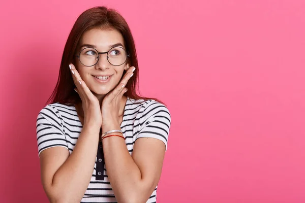 Zmatená Krásná Žena Teenager Vypadá Zamyšleně Stranou Tmavé Vlasy Nosí — Stock fotografie