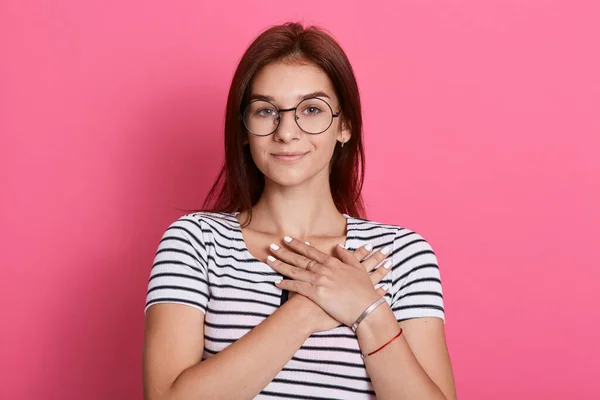 Mujer Tranquila Siente Agradecida Mostrando Amor Manteniendo Las Manos Pecho — Foto de Stock