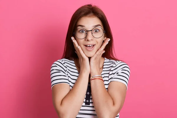 Chica Aturdida Sorprendida Escuchando Chismes Con Emoción Interés Sosteniendo Las — Foto de Stock