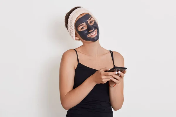 Menina Sorridente Bonita Com Máscara Preta Seu Rosto Segurando Telefone — Fotografia de Stock