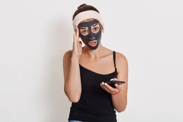Urocza Młoda Dama Czarnej Masce Kosmetycznej Twarz Pomocą Telefonu Komórkowego — Zdjęcie stockowe