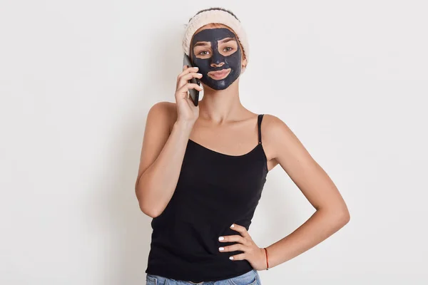 Jonge Vrouw Met Haarband Het Hoofd Zwart Gezicht Klei Masker — Stockfoto