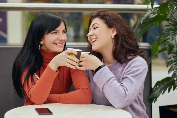 Két Boldog Fiatal Kávézóban Kávézik Nevet Alkalmi Pulóvert Viselnek Érdekes — Stock Fotó