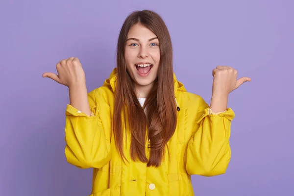 Magnífica Chica Adorable Bastante Encantadora Con Pelo Largo Camisa Amarilla — Foto de Stock