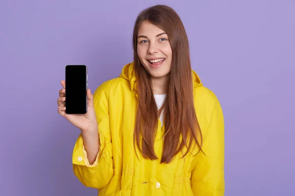 Gadis Yang Menunjukkan Tampilan Telepon Cerdas Kosong Dan Melihat Langsung — Stok Foto