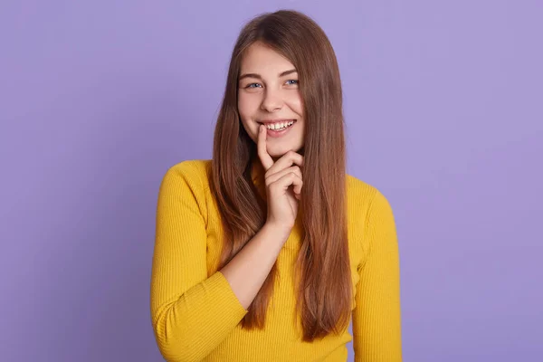 Mulher Sorridente Feliz Com Dedo Perto Dos Lábios Vestindo Camisa — Fotografia de Stock