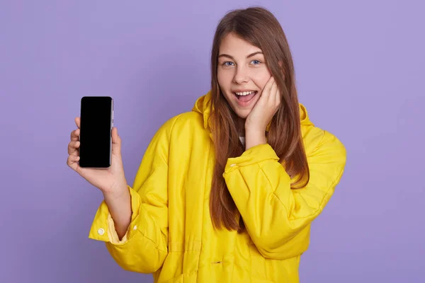 Wanita Yang Menunjukkan Layar Telepon Kepada Seseorang Terlihat Bersemangat Tersenyum — Stok Foto