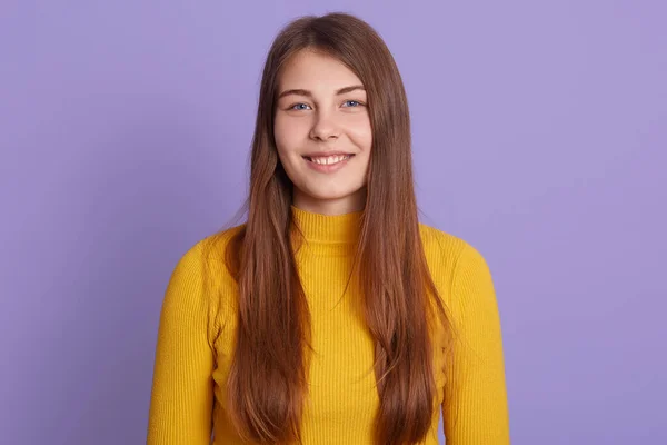 Genç Mutlu Kadının Portresi Büyüleyici Bir Gülümseme Ile Kameraya Bakar — Stok fotoğraf