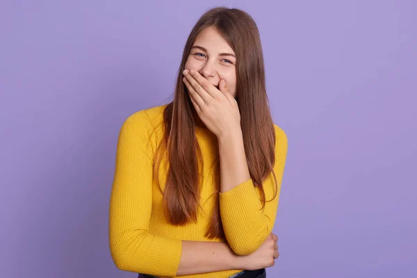 Mujer Joven Atractiva Feliz Emocionada Sorprendida Sorprendida Cubriendo Boca Con — Foto de Stock