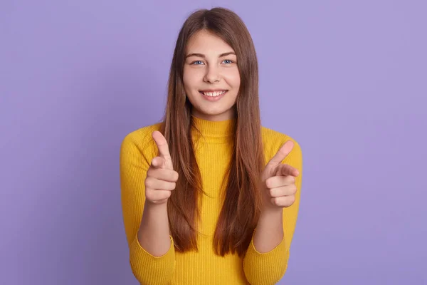 Retrato Una Hermosa Estudiante Con Una Amplia Sonrisa Mirando Cámara — Foto de Stock