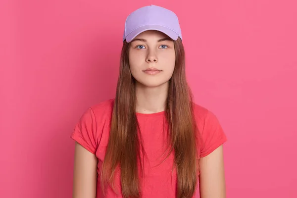 Mooie Vrouw Dragen Honkbalpet Shirt Poseren Geïsoleerd Roze Achtergrond Kijkt — Stockfoto