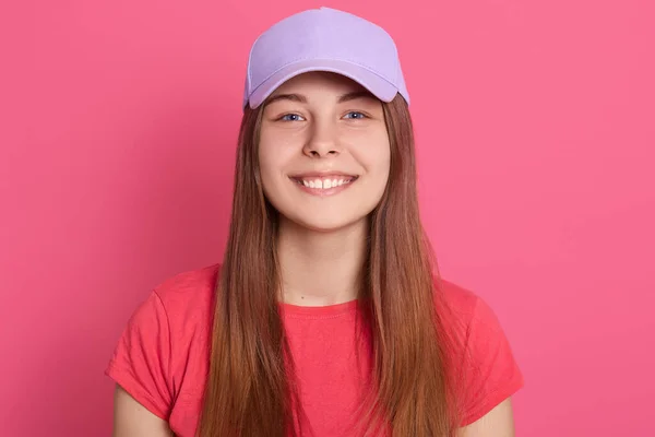 Feliz Sorrindo Mulher Olhando Brincalhão Para Câmera Enquanto Posando Isolado — Fotografia de Stock