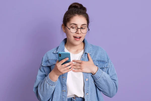 Mujer Europea Emotiva Sorprendida Sorprendida Mirando Teléfono Inteligente Con Agradable — Foto de Stock